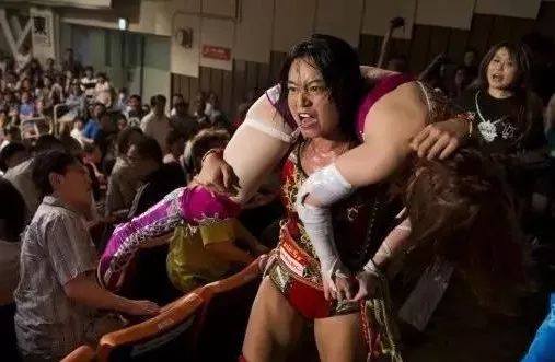 日本女子摔角有多野？暴力不输街头斗殴
