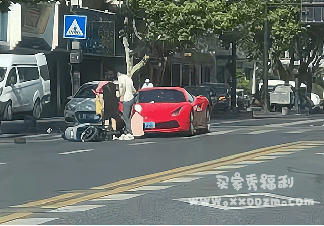 杭州一法拉利撞倒大妈，车主大喊别报警！监控牵出一个大瓜。