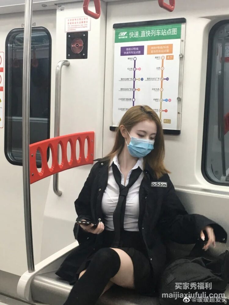 火爆全网的地铁口罩妹，出处找到了 @瑷瑷超爱笑
