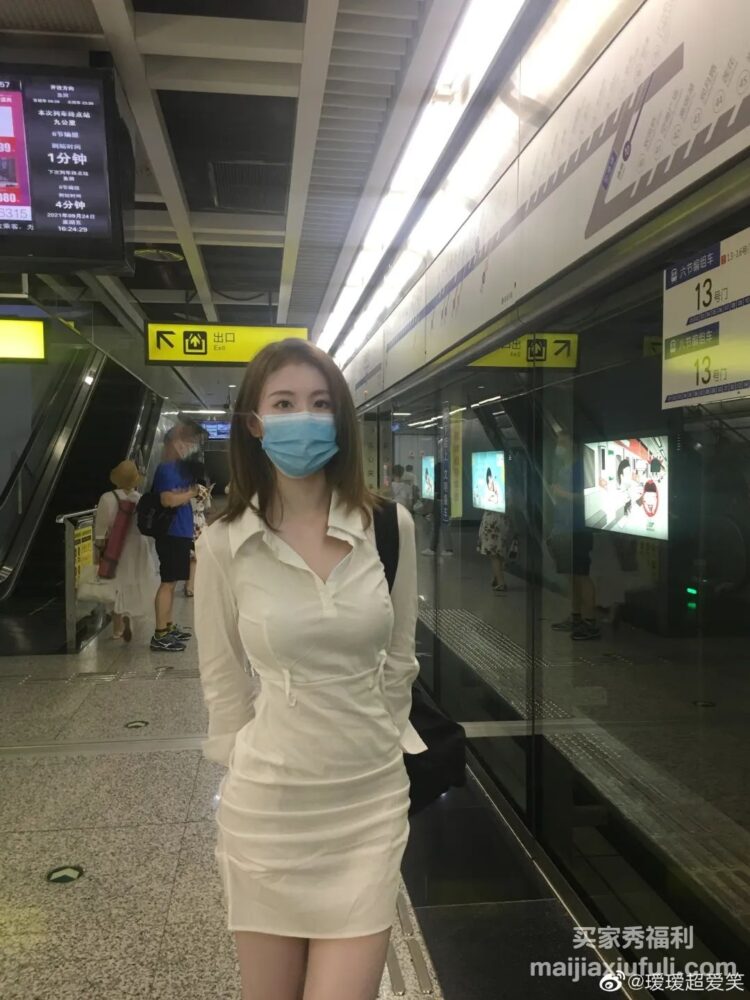 火爆全网的地铁口罩妹，出处找到了 @瑷瑷超爱笑