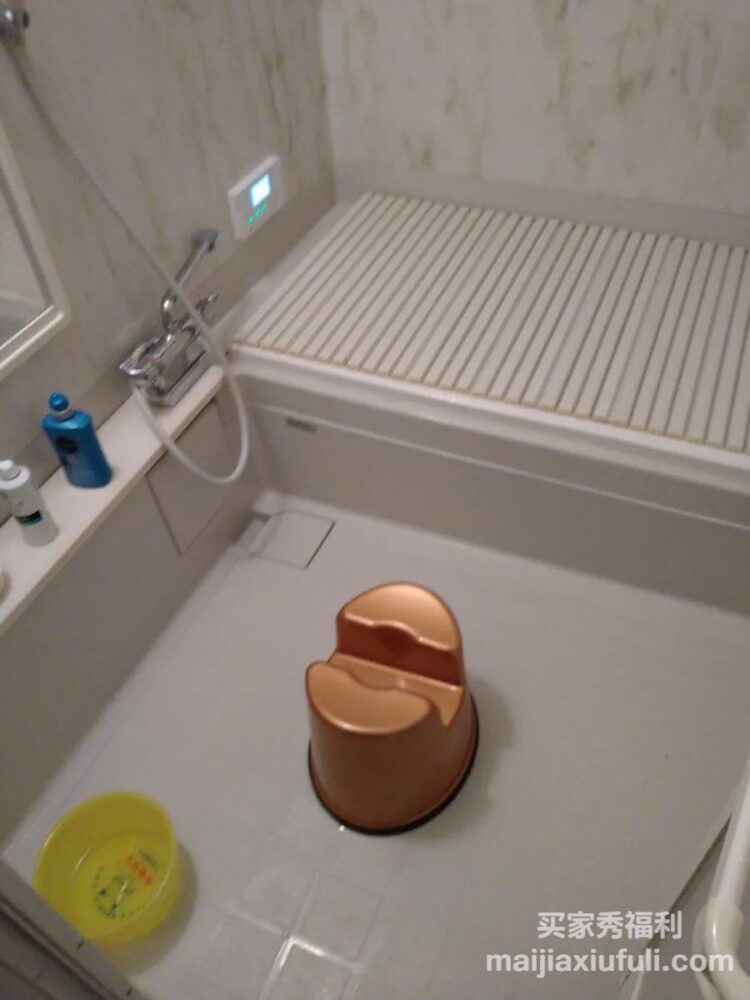 日本浴室凳子中间的凹槽，到底是用来干嘛的？