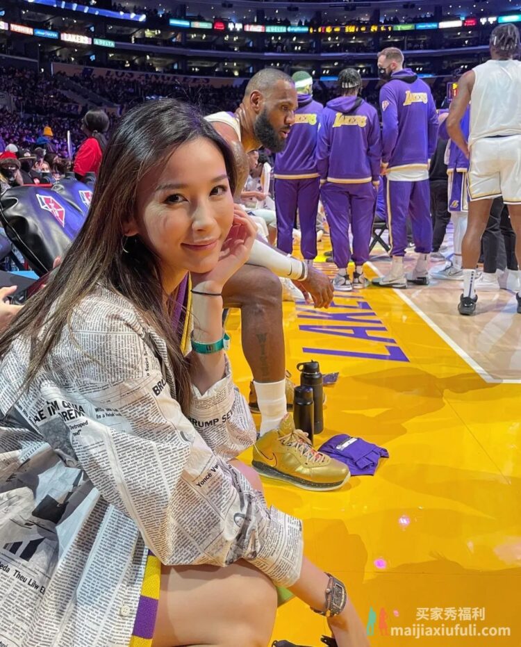 这位在NBA场边看球的美女是谁？