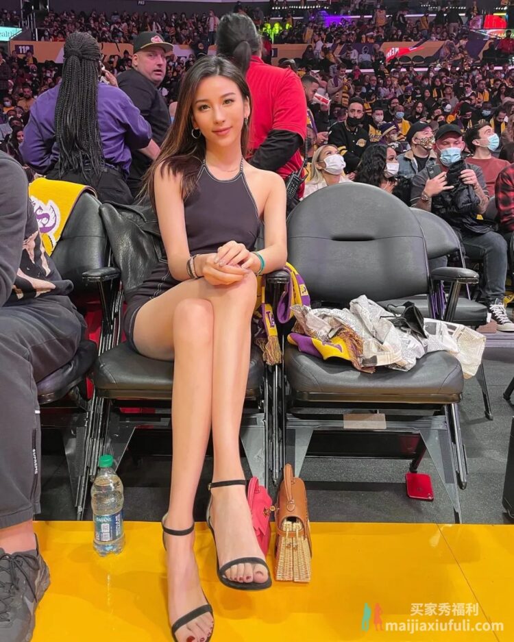 这位在NBA场边看球的美女是谁？