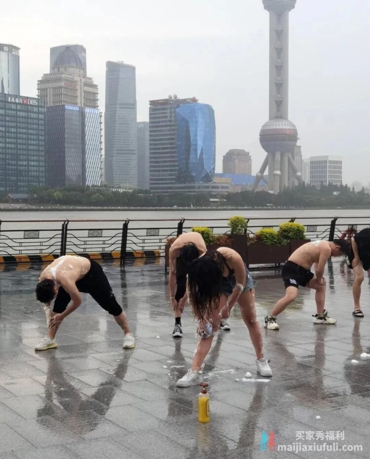 大批性感美女雨天在上海街头集体激情搓澡，洗澡媛来了？