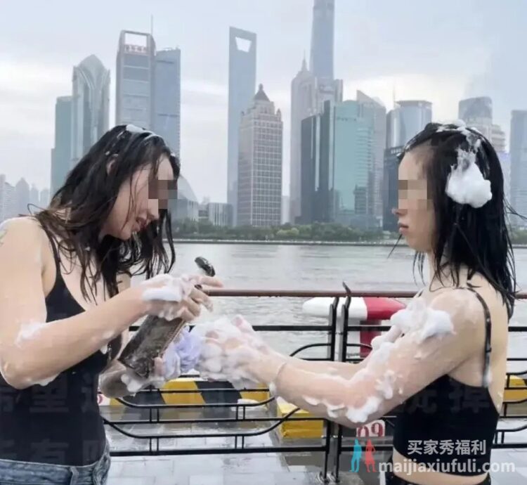 大批性感美女雨天在上海街头集体激情搓澡，洗澡媛来了？