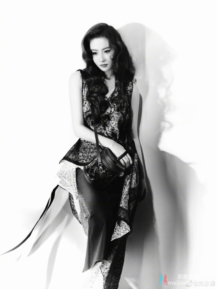 刘亦菲 蕾丝上衣成熟妩媚黑白风格写真福利美图欣赏