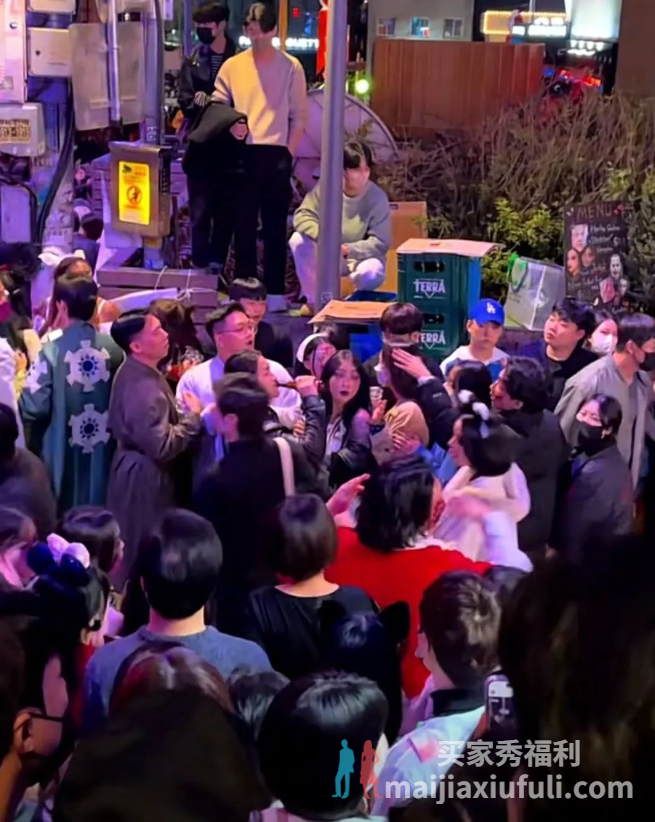 韩国踩踏事件视频曝光，90名美女被踩死令人胆寒