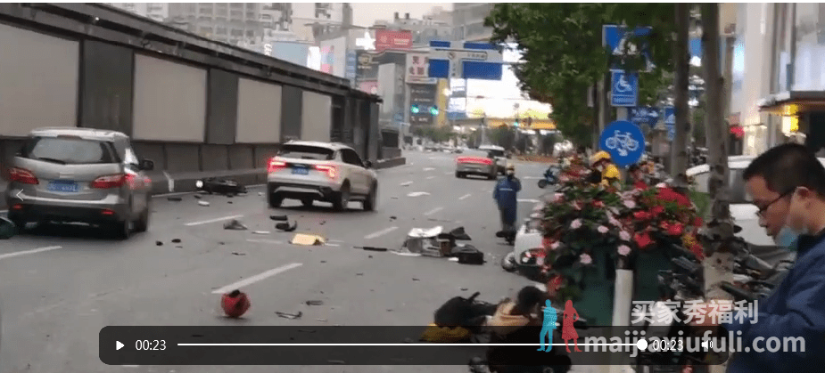 可怕！广州正佳广场宝马SUV横冲直撞，停车后原地撒钱