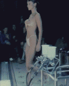在模特 贝拉·哈迪德（Bella Hadid）身体上喷出一件衣服？