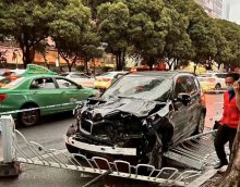 可怕！广州正佳广场宝马SUV横冲直撞，停车后原地撒钱